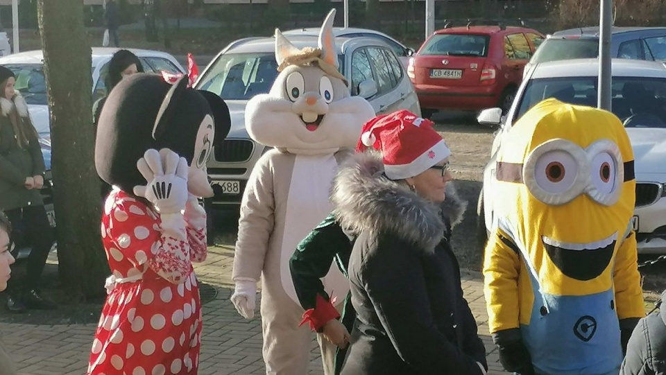 Stowarzyszenie Łatwo Pomagać i Fundacja Kreatywnej Edukacji przywiozły maluchom paczki od darczyńców, były też pokazy pod szpitalem/fot. Monika Siwak