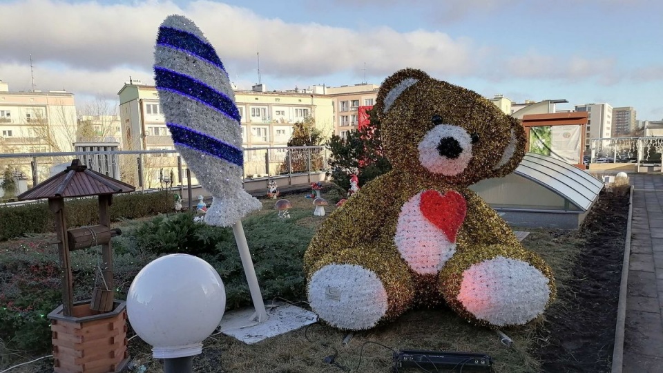 Stowarzyszenie Łatwo Pomagać i Fundacja Kreatywnej Edukacji przywiozły maluchom paczki od darczyńców, były też pokazy pod szpitalem/fot. Monika Siwak