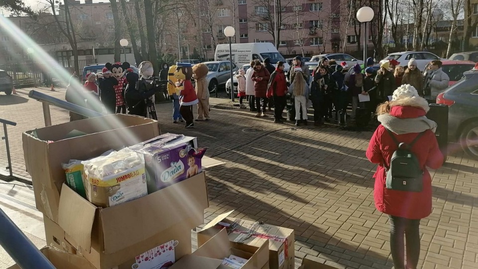 Stowarzyszenie Łatwo Pomagać i Fundacja Kreatywnej Edukacji przywiozły maluchom paczki od darczyńców, były też pokazy pod szpitalem/fot. Monika Siwak