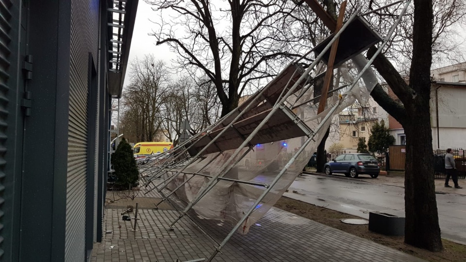 Na ul. Kraszewskiego w Bydgoszczy od budynku oderwało się rusztowanie i spadło na przechodzących chodnikiem pieszych! Fot. Bydgoszcz998