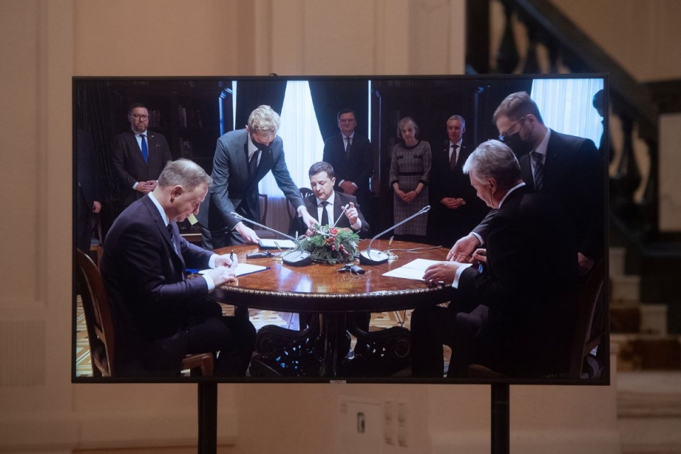  Na ekranie: prezydent RP Andrzej Duda (z lewej), Litwy Gitanas Nauseda (z prawej) i Ukrainy Wołodymyr Zełenski podczas uroczystego podpisania wspólnej deklaracji/fot. Andrzej Lange, PAP