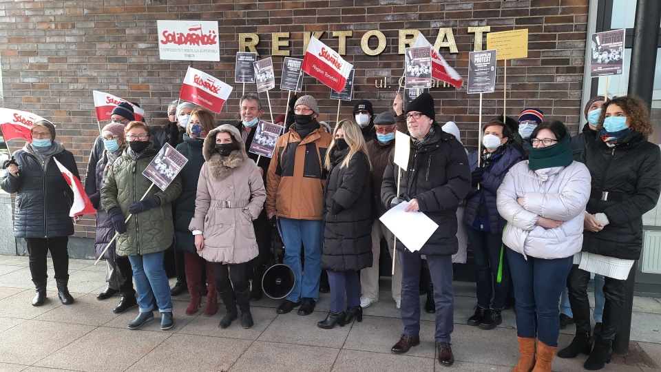 Pracownicy Uniwersytetu Mikołaja Kopernika w Toruniu dołączyli do ogólnopolskiego protestu Rady Szkolnictwa Wyższego i Nauki ZNP./fot. Monika Kaczyńska Facebook/ZNP przy UMK w Toruniu