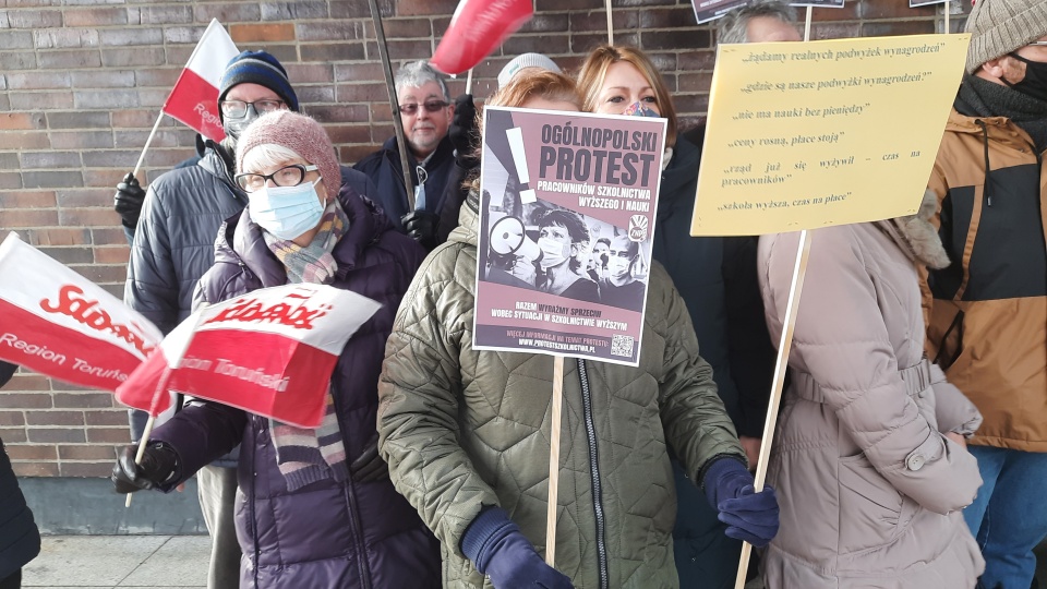 Pracownicy Uniwersytetu Mikołaja Kopernika w Toruniu dołączyli do ogólnopolskiego protestu Rady Szkolnictwa Wyższego i Nauki ZNP./fot. Monika Kaczyńska Facebook/ZNP przy UMK w Toruniu