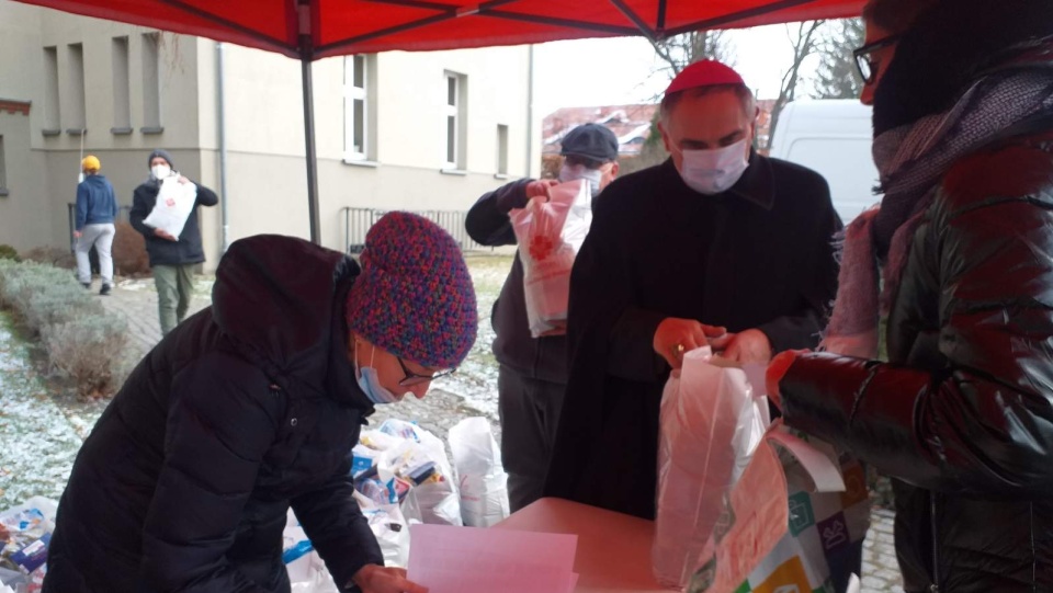 W akcji uczestniczył także biskup Krzysztof Włodarczyk. Fot. Jolanta Fischer