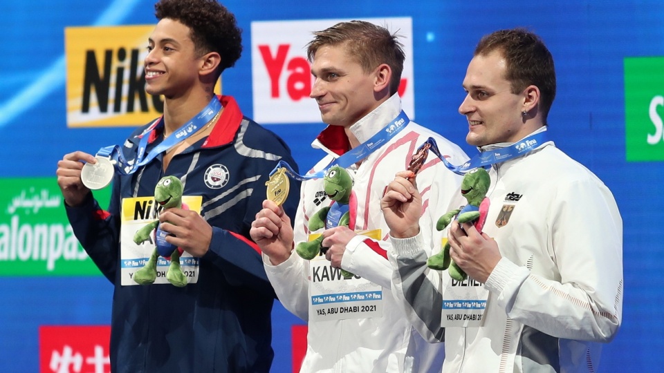 Radosław Kawęcki zdobył złoty medal w wyścigu na 200 metrów stylem grzbietowym podczas pływackich mistrzostwach świata na krótkim basenie w Abu Zabi. Fot. PAP/EPA