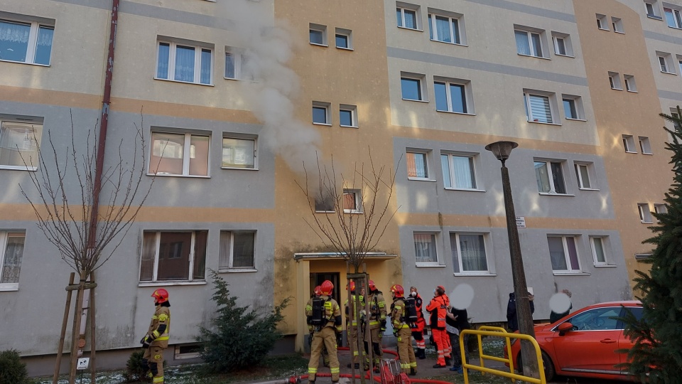 Pożar mieszkania w bloku przy ulicy Herberta w Bydgoszczy. Niestety w płomieniach zginęła jedna osoba. Fot. Bydgoszcz998