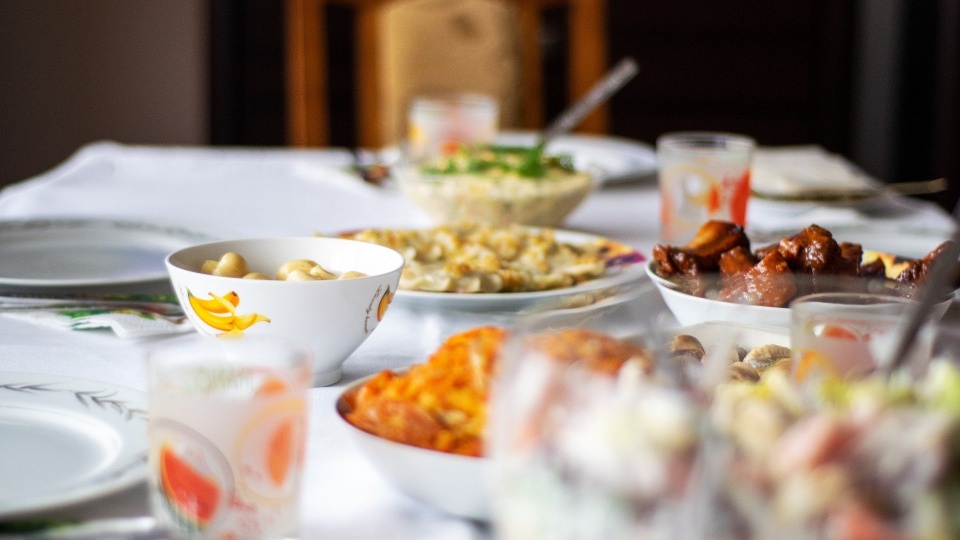 Świąteczne stoły zazwyczaj są pełne jedzenia. Większość potraw niestety zostaje z czasem wyrzucona. Fot.: Pixabay