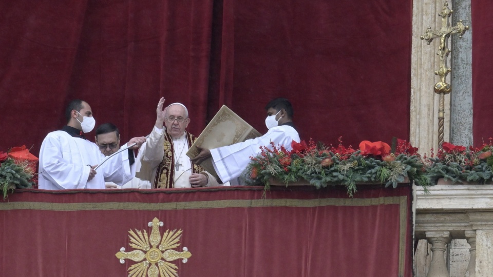 Papież Franciszek udzielający błogosławieństwa Urbi et Orbi. Fot. PAP/EPA