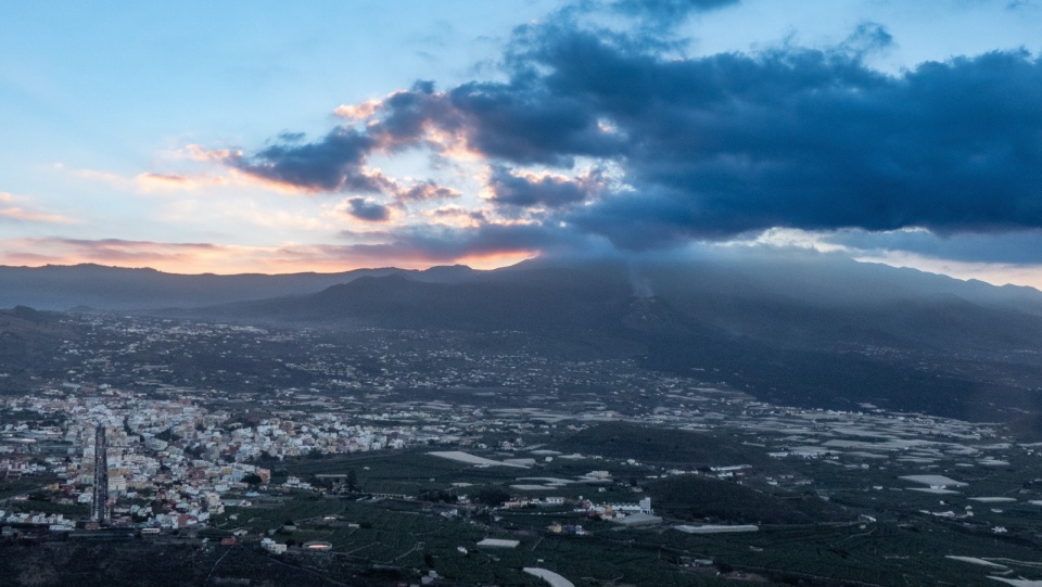 Widok na wulkan Cumbre Vieja. Fot. PAP/EPA