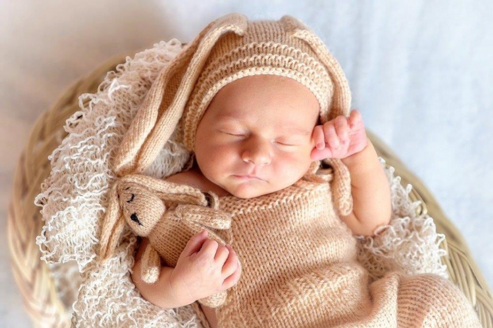Rodzice, którym urodziło się dziecko w grudniu, mogą wniosek o świadczenie złożyć w styczniu do ZUS i wówczas otrzymają środki z wyrównaniem od narodzin dziecka/ fot Pixabay