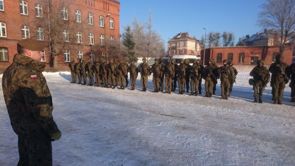 W Toruniu w poniedziałek odbył się uroczysty apel przed wyjazdem kilkudziesięcioosobowej grupy terytorialsów/fot. Michał Zaręba