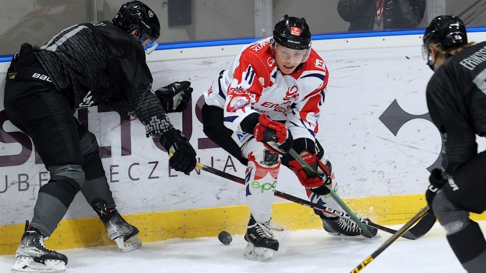 Hokeista GKS Katowice Joona Monto (L) i Adrian Jaworski (C) z KH Energi Toruń podczas meczu półfinałowgo Pucharu Polski. Fot. PAP/Andrzej Grygiel