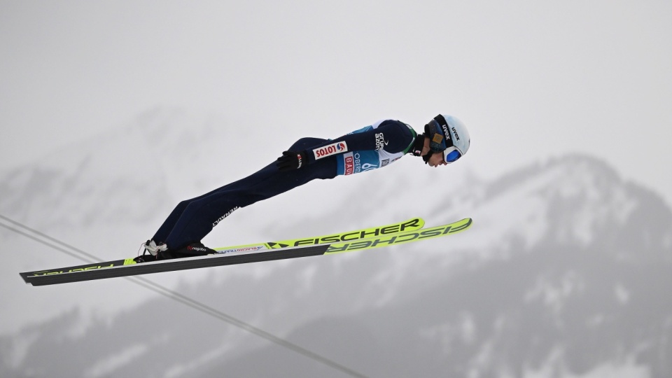 Kamil Stochw czasie skoków treningu przed pierwszym konkursem Turnieju Czterech Skoczni w Obersdorfie. Fot. EPA/PHILIPP GUELLAND Dostawca: PAP/EPA.