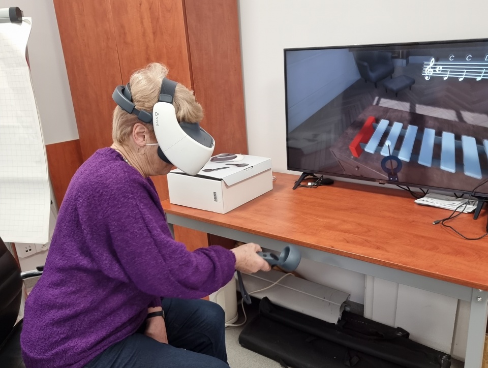 Grupa bydgoskich naukowców opracowała atrakcyjne narzędzie terapeutyczne dla seniorów. To gra, która trenuje mózg. Senior zakłada specjalne gogle i przenosi się do wirtualnego świata./fot. materiały badaczy