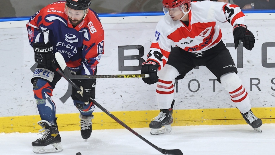 Zawodnik KH Energi Toruń Michał Kalinowski (L) i Jewgienij Popiticz (P) z Comarch Cracovii podczas finałowgo meczu Pucharu Polski w hokeju na lodzie, w Bytomiu. Fot. PAP/Andrzej Grygiel