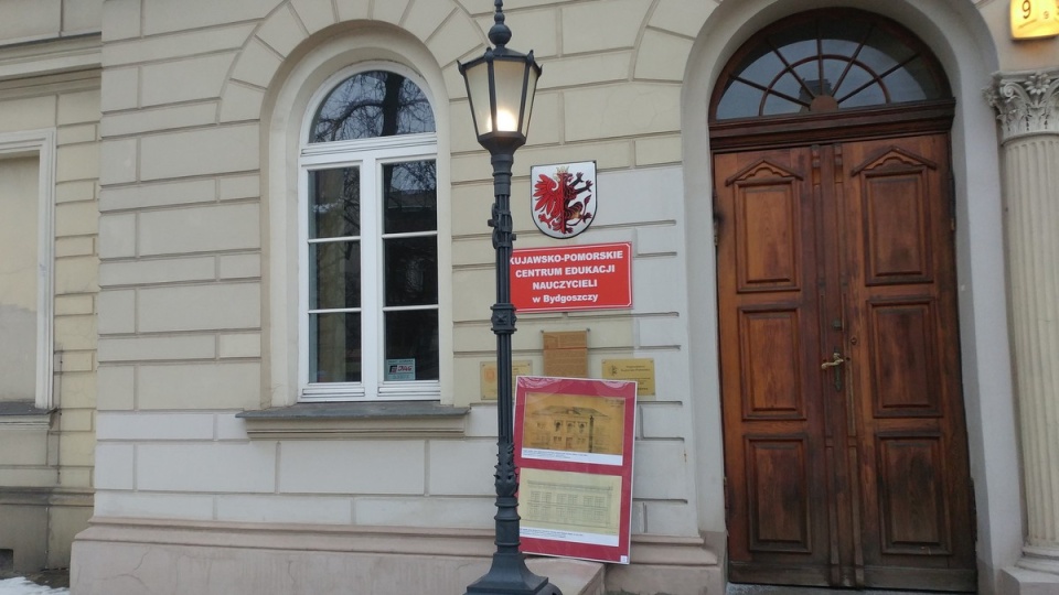 Stylowa latarnia, według projektu sprzed 160 lat, stanęła przed zabytkowym pałacykiem Kujawsko-Pomorskiego Centrum Edukacji Nauczycieli w Bydgoszczy/fot. Tatiana Adonis