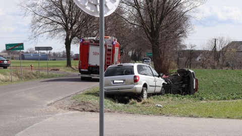 Kierujący fiatem, wymusił pierwszeństwo przejazdu na kierującej chryslerem. Fot. Policja