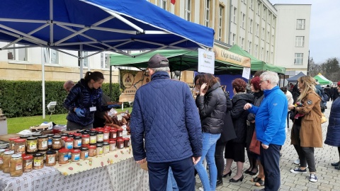 Jarmark cieszył się ogromnym zainteresowaniem, a odwiedzający opuszczali plac z torbami pełnymi lokalnych przysmaków/fot. Monika Kaczyńska