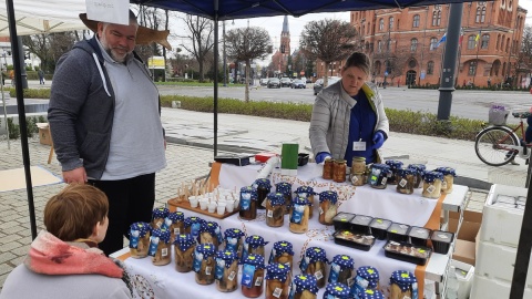 Jarmark cieszył się ogromnym zainteresowaniem, a odwiedzający opuszczali plac z torbami pełnymi lokalnych przysmaków/fot. Monika Kaczyńska