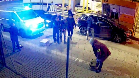 Policjanci z Bydgoszczy zatrzymali dwóch braci na gorącym uczynku - w trakcie transportu ostatniego ze skradzionych aut/fot. materiały policji