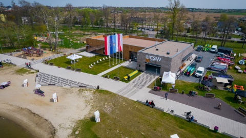 W Żninie nad Małym Jeziorem Żnińskim oficjalnie otwarto Centrum Sportów Wodnych. Fot. Tomasz Czachorowski dla UMWKP