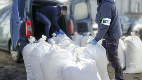 9 osób zatrzymanych, zlikwidowana fabryka papierosów, dwie krajalnie tytoniu oraz przejęcie około 5 ton tytoniu i blisko 400 tys. papierosów - to efekt wielomiesięcznego działania CBŚP i Prokuratury Okręgowej w Poznaniu. Decyzją sądu 6 osób zostało tymczasowo aresztowanych./fot. cbsp.policja.pl