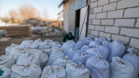 9 osób zatrzymanych, zlikwidowana fabryka papierosów, dwie krajalnie tytoniu oraz przejęcie około 5 ton tytoniu i blisko 400 tys. papierosów - to efekt wielomiesięcznego działania CBŚP i Prokuratury Okręgowej w Poznaniu. Decyzją sądu 6 osób zostało tymczasowo aresztowanych./fot. cbsp.policja.pl