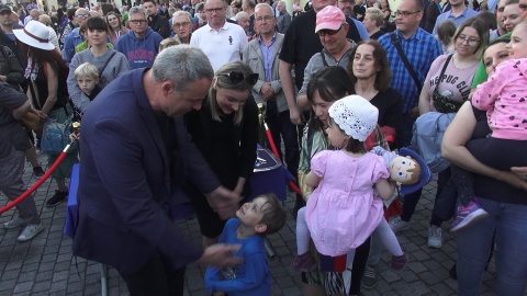 Rynek w Fordonie otwarty. Były występy, przecięcie wstęgi, wmurowanie kapsuły czasu i pokaz fontanny. (jw)