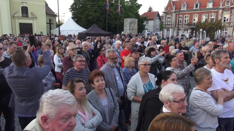 Rynek w Fordonie otwarty. Były występy, przecięcie wstęgi, wmurowanie kapsuły czasu i pokaz fontanny. (jw)