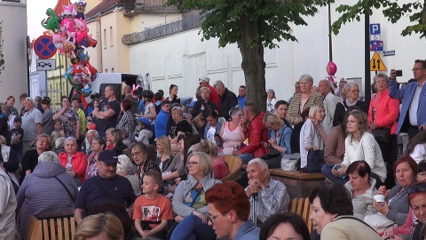 Rynek w Fordonie otwarty. Były występy, przecięcie wstęgi, wmurowanie kapsuły czasu i pokaz fontanny. (jw)