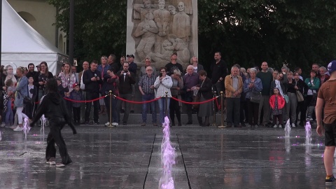 Rynek w Fordonie otwarty. Były występy, przecięcie wstęgi, wmurowanie kapsuły czasu i pokaz fontanny. (jw)