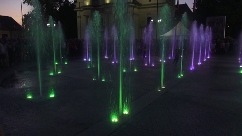 Rynek w Fordonie otwarty. Były występy, przecięcie wstęgi, wmurowanie kapsuły czasu i pokaz fontanny. (jw)