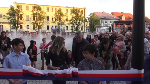 Rynek w Fordonie otwarty. Były występy, przecięcie wstęgi, wmurowanie kapsuły czasu i pokaz fontanny. (jw)