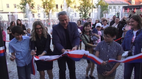 Rynek w Fordonie otwarty. Były występy, przecięcie wstęgi, wmurowanie kapsuły czasu i pokaz fontanny. (jw)