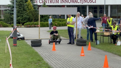 Ponad 20 drużyn ze szkół ponadpodstawowych z naszego regionu rywalizowało w finale konkursu eWiM zorganizowanego przez Politechnikę Bydgoską. Uczniowie musieli zbudować pojazdy na bazie elektrycznej deskorolki. Liczy się prędkość i wygląd./fot. Tomasz Kaźmierski