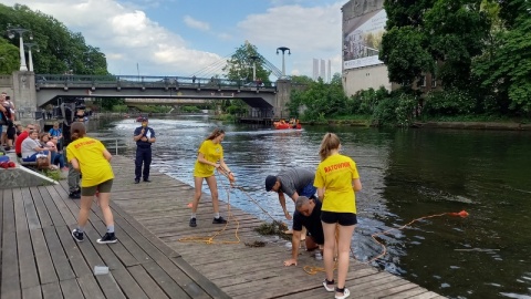 W centrum Bydgoszczy wędkarz i pływająca na rowerze wodnym młodzież wpadli do wody. Na szczęście, to były tylko ćwiczenia./fot.Tatiana Adonis