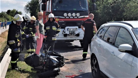 W Stopce motocyklista prawdopodobnie nie zauważył zwalniającego przed nim pojazdu i uderzył w jego tył./fot. Bydgoszcz 998