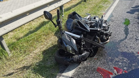 W Stopce motocyklista prawdopodobnie nie zauważył zwalniającego przed nim pojazdu i uderzył w jego tył./fot. Bydgoszcz 998