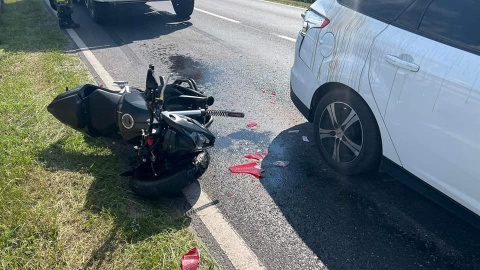 W Stopce motocyklista prawdopodobnie nie zauważył zwalniającego przed nim pojazdu i uderzył w jego tył./fot. Bydgoszcz 998