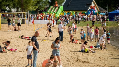 Kąpielisko i zagospodarowana plaża nad jeziorem Rogowskim Dużym oficjalnie otwarta/fot. Tomasz Czachorowski dla UM