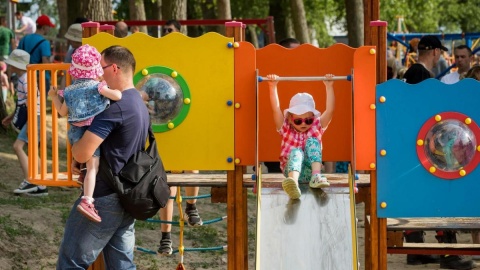 Kąpielisko i zagospodarowana plaża nad jeziorem Rogowskim Dużym oficjalnie otwarta/fot. Tomasz Czachorowski dla UM