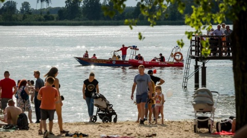 Kąpielisko i zagospodarowana plaża nad jeziorem Rogowskim Dużym oficjalnie otwarta/fot. Tomasz Czachorowski dla UM