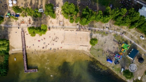 Kąpielisko i zagospodarowana plaża nad jeziorem Rogowskim Dużym oficjalnie otwarta/fot. Tomasz Czachorowski dla UM