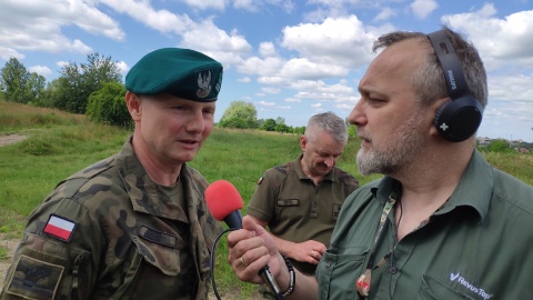 Pierwsza grupa żołnierzy - ochotników Dobrowolnej Zasadniczej Służby Wojskowej z naszego regionu przechodzi miesięczne szkolenie w Batalionie Drogowo-Mostowym w Chełmnie. W programie są m.in. ćwiczenia w terenie, których fragment zaprezentowano mediom. Na zdjęciu podpułkownik Sylwester Drozd, dowódca 3. Włocławskiego Batalionu Drogowo-Mostowego im. gen Karola Sierakowskiego w Chełmnie i Maciej Wilkowski (Polskie Radio PiK). /fot. Maciej Miś