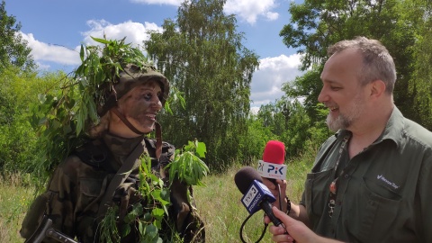 Pierwsza grupa żołnierzy - ochotników Dobrowolnej Zasadniczej Służby Wojskowej z naszego regionu przechodzi miesięczne szkolenie w Batalionie Drogowo-Mostowym w Chełmnie. W programie są m.in. ćwiczenia w terenie, których fragment zaprezentowano mediom. Na zdjęciu szereg. Natalia Liszewska z Rypina i Maciej Wilkowski (Polskie Radio PiK). /fot. Maciej Miś