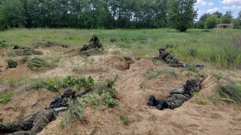 Pierwsza grupa żołnierzy - ochotników Dobrowolnej Zasadniczej Służby Wojskowej z naszego regionu przechodzi miesięczne szkolenie w Batalionie Drogowo-Mostowym w Chełmnie. W programie są m.in. ćwiczenia w terenie, których fragment zaprezentowano mediom./fot. Maciej Wilkowski