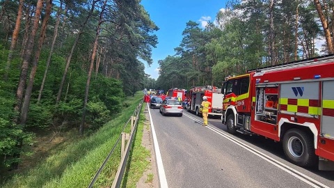 Jedna osoba nie żyje, a trzy zostały ranne po zderzeniu trzech samochodów w Emilianowie na trasie Bydgoszcz - Toruń, na DK nr 10. /fot. Bydgoszcz 998/Facebook