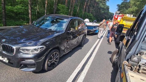 Jedna osoba nie żyje, a trzy zostały ranne po zderzeniu trzech samochodów w Emilianowie na trasie Bydgoszcz - Toruń, na DK nr 10. /fot. Bydgoszcz 998/Facebook