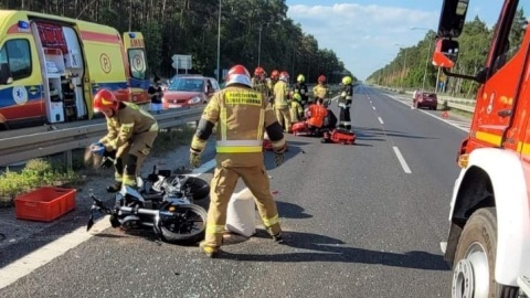 Na węźle Stryszek w kierunku Bydgoszczy motocyklista uderzył w tył samochodu osobowego. Z licznymi obrażeniami ZRM przetransportował poszkodowanego do szpitala. W akcji udział brały dwa zastępy z JRG SP PSP Bydgoszcz oraz OSP Nowa Wieś Wielka./fot. Bydgoszcz 998/Facebook