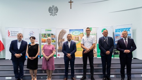 Wojewoda Mikołaj Bogdanowicz wziął udział w XV Otwartym Forum Rolników Pomorza i Kujaw. W imieniu Prezydenta RP Andrzeja Dudy wręczył odznaczenia: Brązowe Krzyże Zasługi, Medale Stulecia Odzyskanej Niepodległości oraz w imieniu Ministra Rolnictwa i Rozwoju Wsi Henryka Kowalczyka: odznaki honorowe - Zasłużony dla Rolnictwa./fot. Kujawsko-Pomorski Urząd Wojewódzki